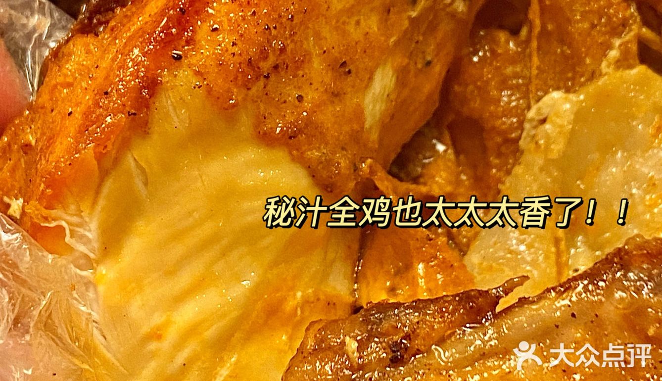 上面还撒有莓果粉，一口咬下去真的太满足了