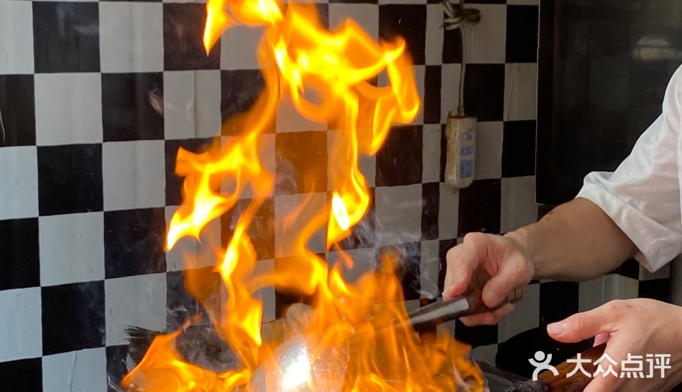 猪煲煲·炫饭嘎嘎香🥩🧃
