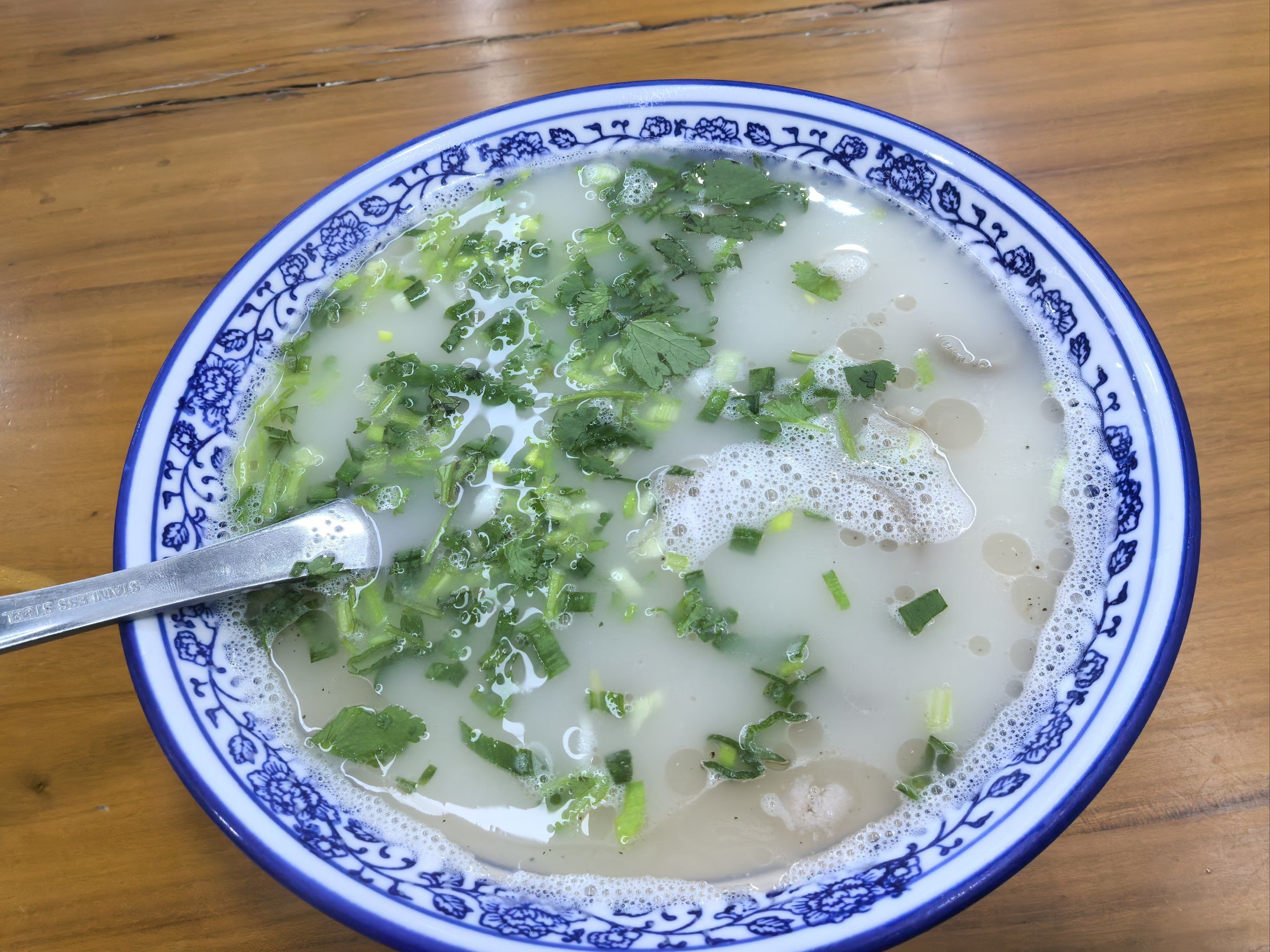 来碗暖胃羊肚汤补一补,虽然小贵,好在用料扎实,羊肚也略硬,羊汤浓郁