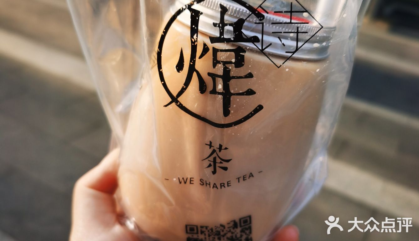 每人一杯奶茶，要的半糖的，所以味道很合口