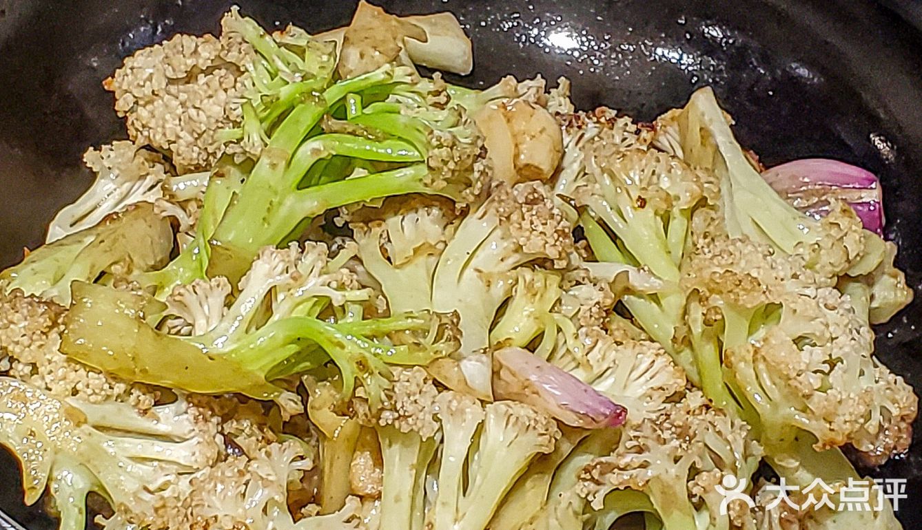 老板‼️来一份热气腾腾的沙姜啫啫鸡煲🥘 