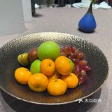 三文鱼和甜虾配上干冰和小花，氛围感十足。羊排每人一份