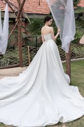 -曼青婚纱礼服馆