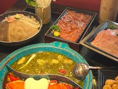 鸳鸯锅（酸菜酥肉豆花锅红锅）-吼堂老火锅(太古里总店)