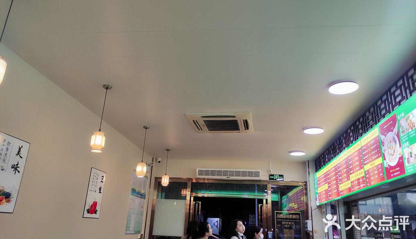 最近新店开张，鲜虾蟹籽云吞半价，好抵吃