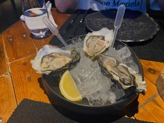 新鲜生蚝搭配柠檬和小洋葱-AZUL by FUEL蓝色·法式酒馆(琶醍店)