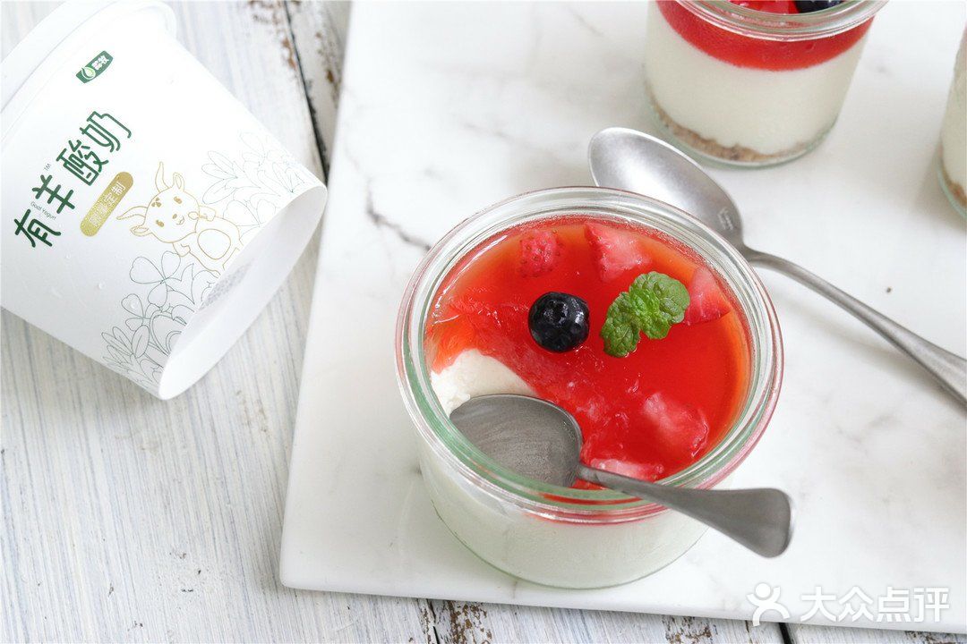 草莓果冻和羊酸奶慕草莓果冻和羊酸奶慕斯罐蛋糕斯罐蛋糕