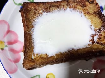 自制甜品漏奶华 食材：吐司两片，牛奶200ml