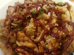 再加辣酱淋饭酱拌匀-熊吞·大碗丼烧肉饭(济宁万达广场店)