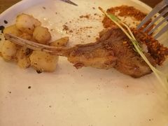 碳烤孜然小羊架配混合蔬菜-造精酿餐厅