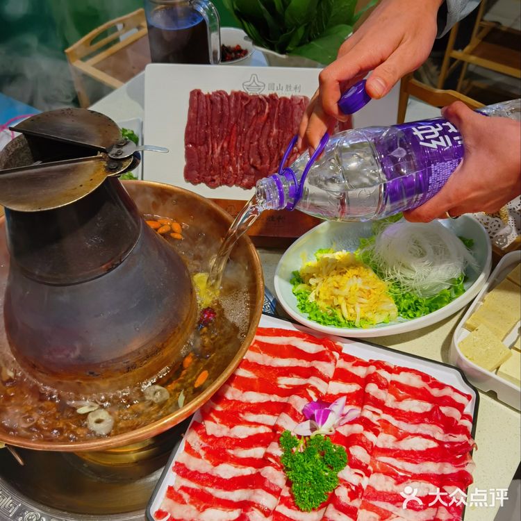 这才是地地道道的老北京铜锅涮肉！