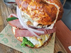 双蛋指椒牛肉汉堡-魏斯理汉堡(西安沣东吾悦店)