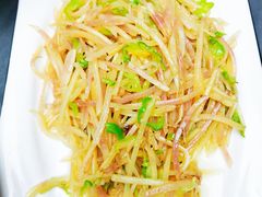 青椒炒丽江紫土豆丝-蔼若春.传承三十年云南菜(金碧公园店)