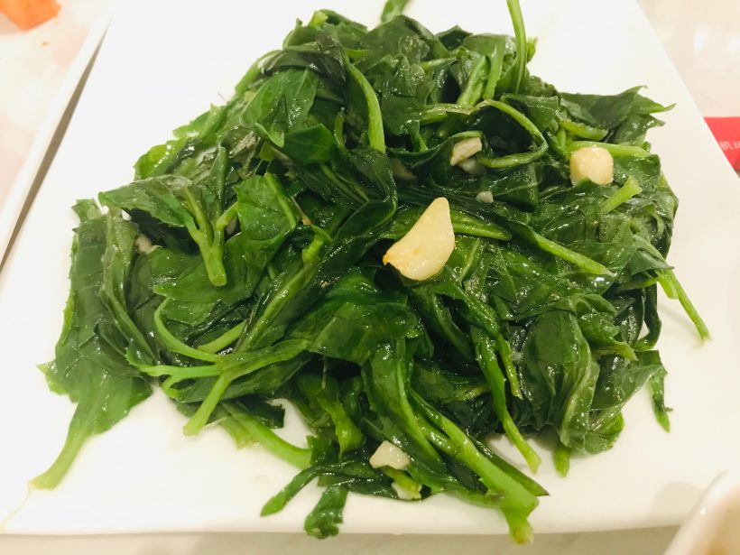 蒜蓉鹿舌菜:口感很嫩,味道吃在嘴里带点淡淡的清香,这是我最满意的一