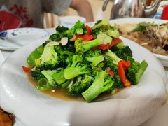 素炒西兰花-煲来饱去冷水鱼