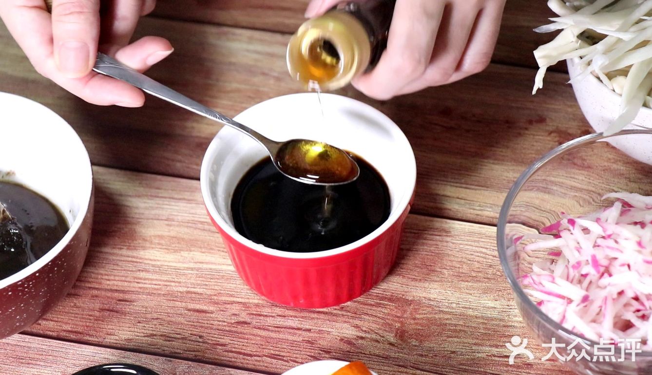 夏日必备的虾仁杂菌凉面，配酸甜汁和麻酱