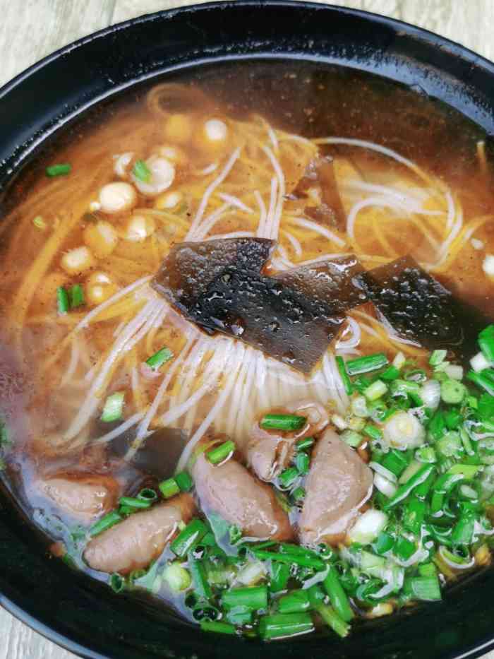 安县鲜米粉-"这家店是我们在能摸鱼的范围内找到的唯一一.