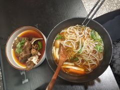 香辣牛骨粉-贡梅老面馆·蟹粉面·无锡特色小吃(南长街主推店)