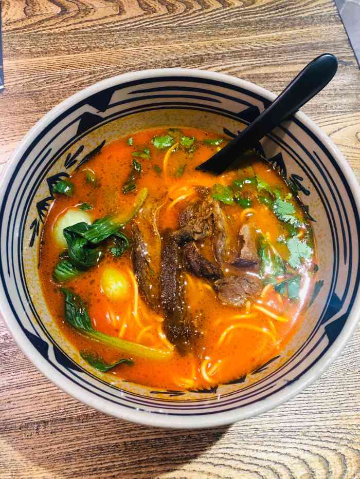 好久不去南京路,本来想去吃味千拉面,到了才知道已经改为和府捞面