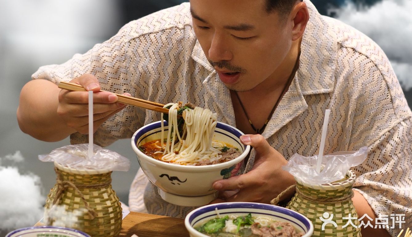 云阿蛮不就是我在云南排队嗦的生烫牛肉米线！