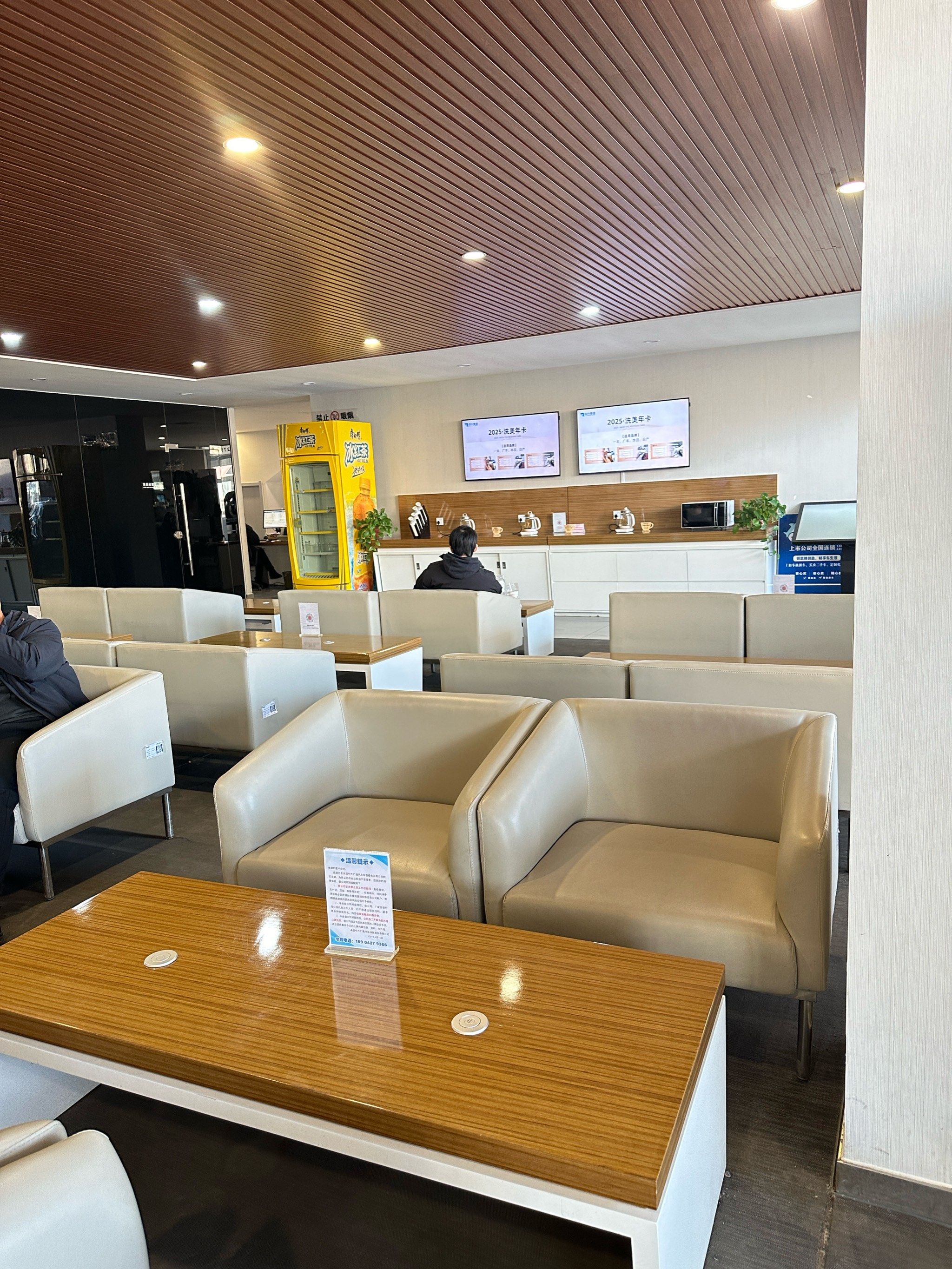 销售热情接待,店里干净整洁 挺暖和的 ,还贴心为客户准备热乎乎茶饮