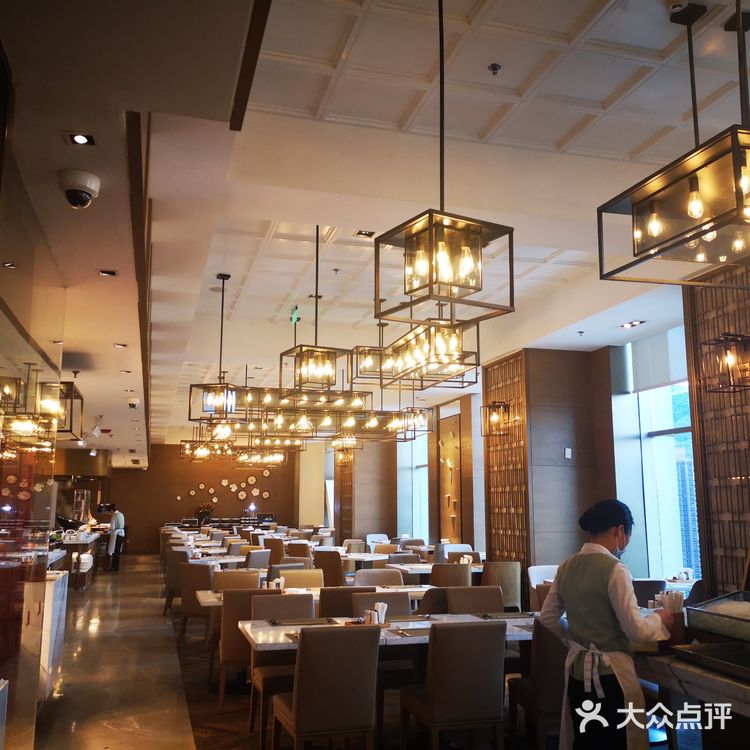 最好提前预定。收餐盘的小哥哥，很及时的会把空餐盘拿走