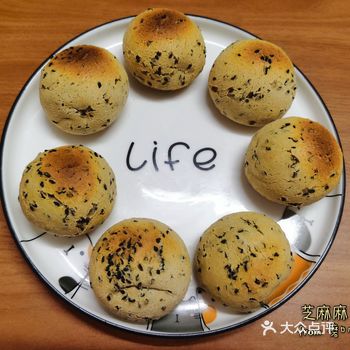 为了母亲大人明天的赴约 忙活了一下午 感觉芝麻麻薯可