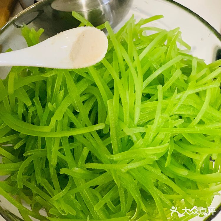 好吃好做好看的白味凉拌莴笋丝