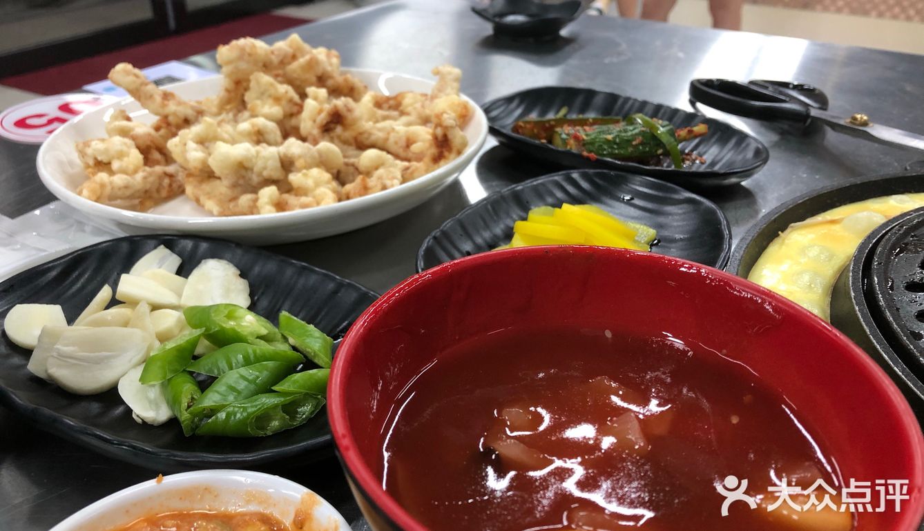 店内桌子不是太多，大厅大概7-8桌的样子