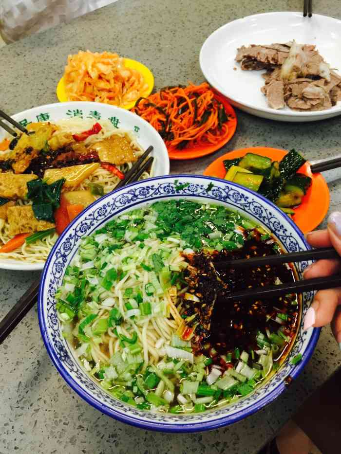 马国海牛肉面(小西湖店)-"牛肉面是兰州特色小吃之一,遍布大街小巷,.