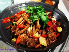 干锅牛腩-小巴辣子川湘菜餐厅(星游城店)