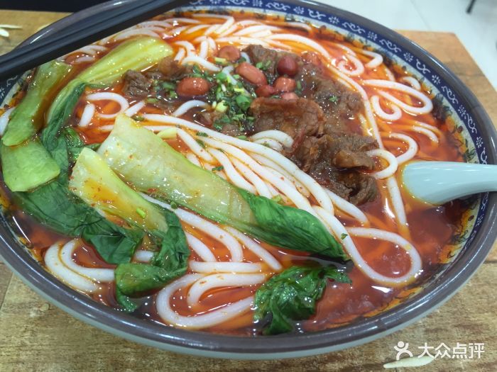 湖南特色粉面馆特色招牌黄牛肉粉图片
