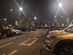 -奕欧来上海购物村停车场