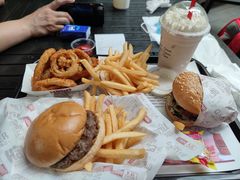 -The Habit Burger Grill 哈比特汉堡(爱琴海店)
