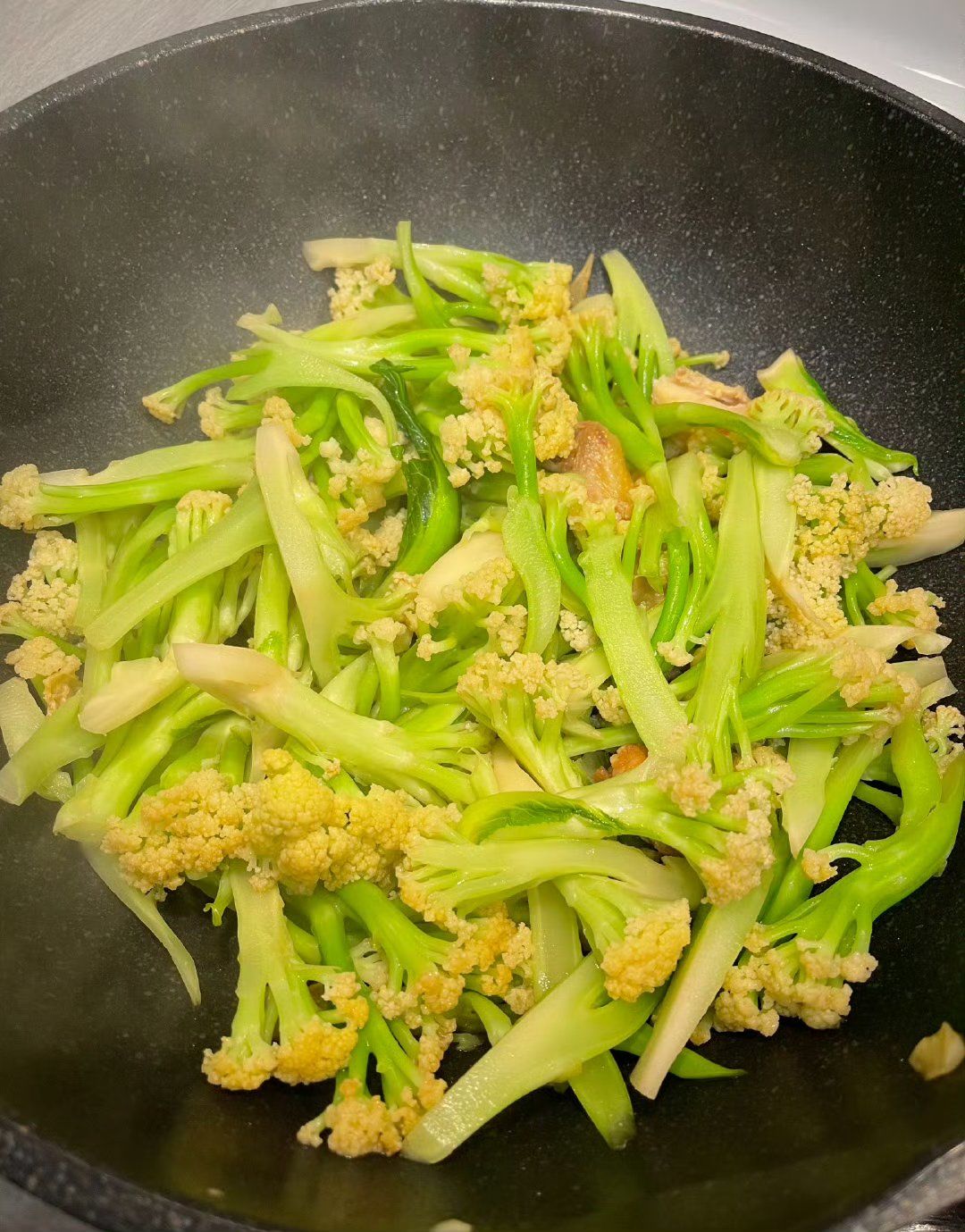 喜欢菜花炒得脆脆的 可以炫一盘