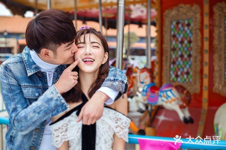 游乐场拍摄情侣写真也是不错的选择哦