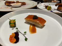 鱼子酱配脆皮烤乳猪-广州文华东方酒店·江-由辉师傅主理