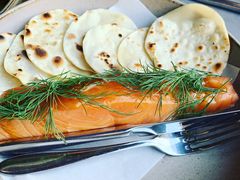 烟熏三文鱼配烤饺子皮和芥末籽酱-BOR Eatery(安福路店)