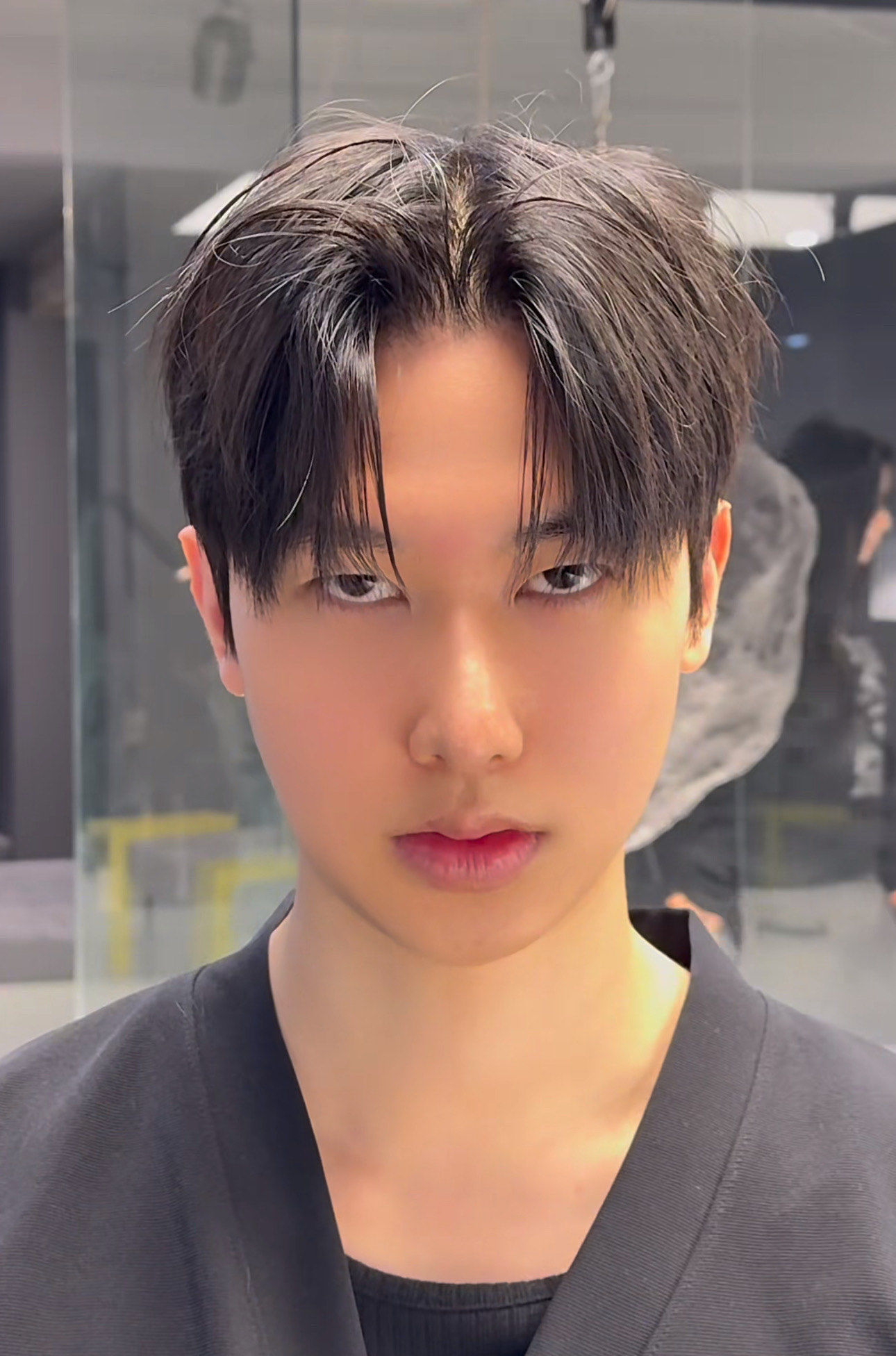 中分发型超帅气