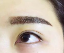 眉粉眉，内眼线刚刚操作完-LEYA皮肤管理