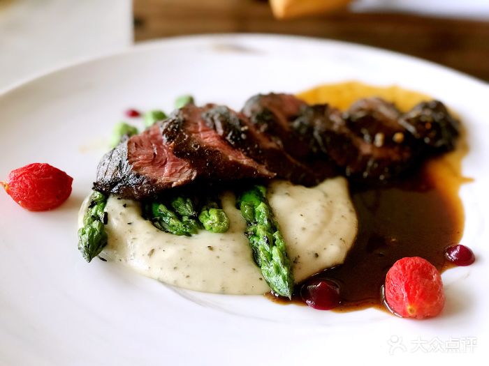 罗浮宫索菲特酒店餐饮部五分熟的牛排图片