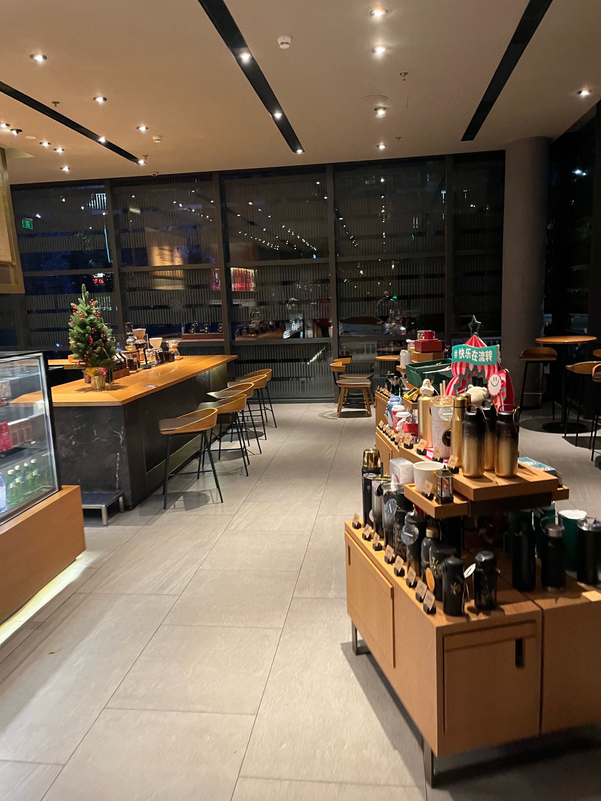 圣诞气氛的星巴克店