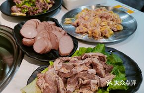 Sour Cabbage with Black Pork Belly