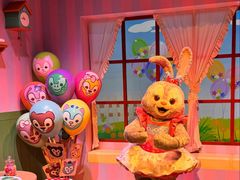 -小镇影院迪士尼小熊Duffy与他的朋友合影地