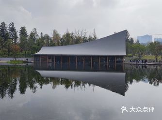 兴隆湖新开的的湖畔书店,虽然不大,但是很有趣