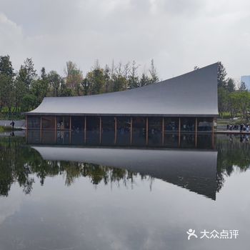 兴隆湖新开的的湖畔书店,虽然不大,但是很有趣