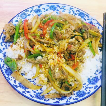 西域美食-"孜然牛肉盖浇饭,牛肉量很足.孜然味很重,."-大众点评移动版