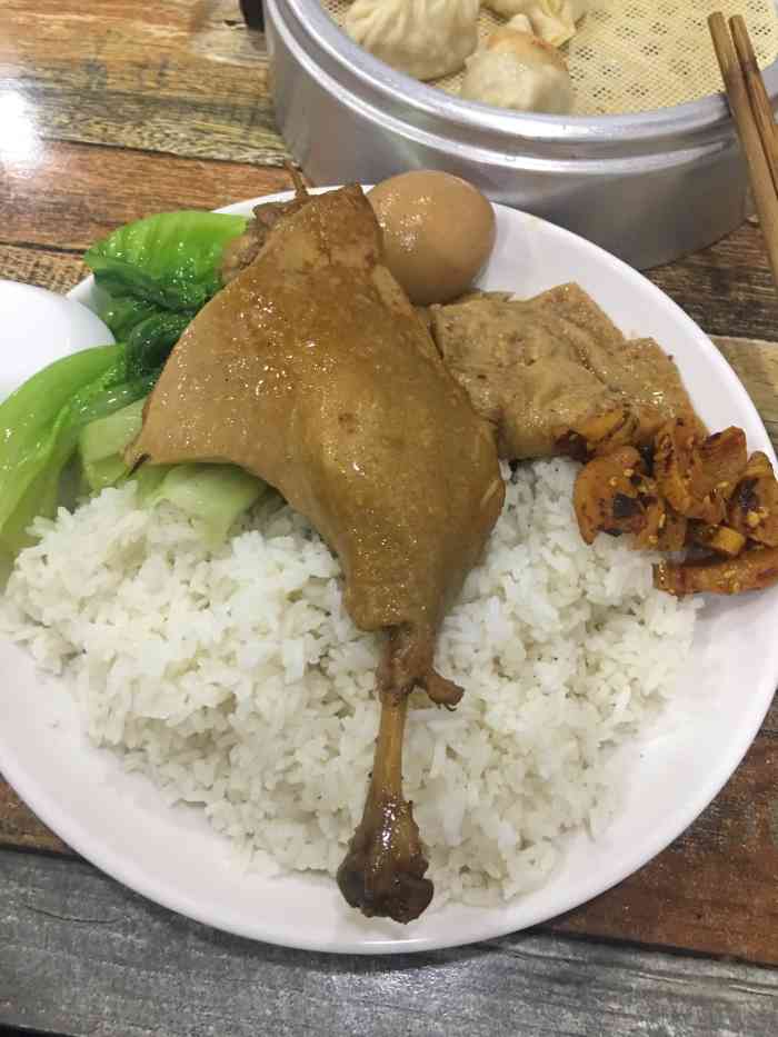 著名的沙县小吃 店内环境挺干净的 点了一份鸭腿饭还有一份蒸饺 非常