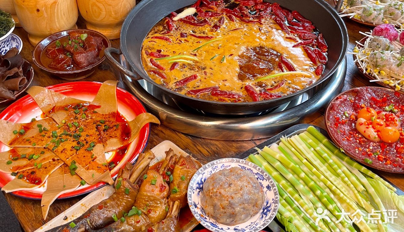 成都！老外冒雨来吃的社区火锅！现切牛肉9.9