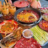 成都！老外冒雨来吃的社区火锅！现切牛肉9.9